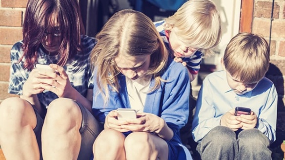 ninos-adictos-tecnologia-smartphones-telefono-mensajes-texto-adolescentes